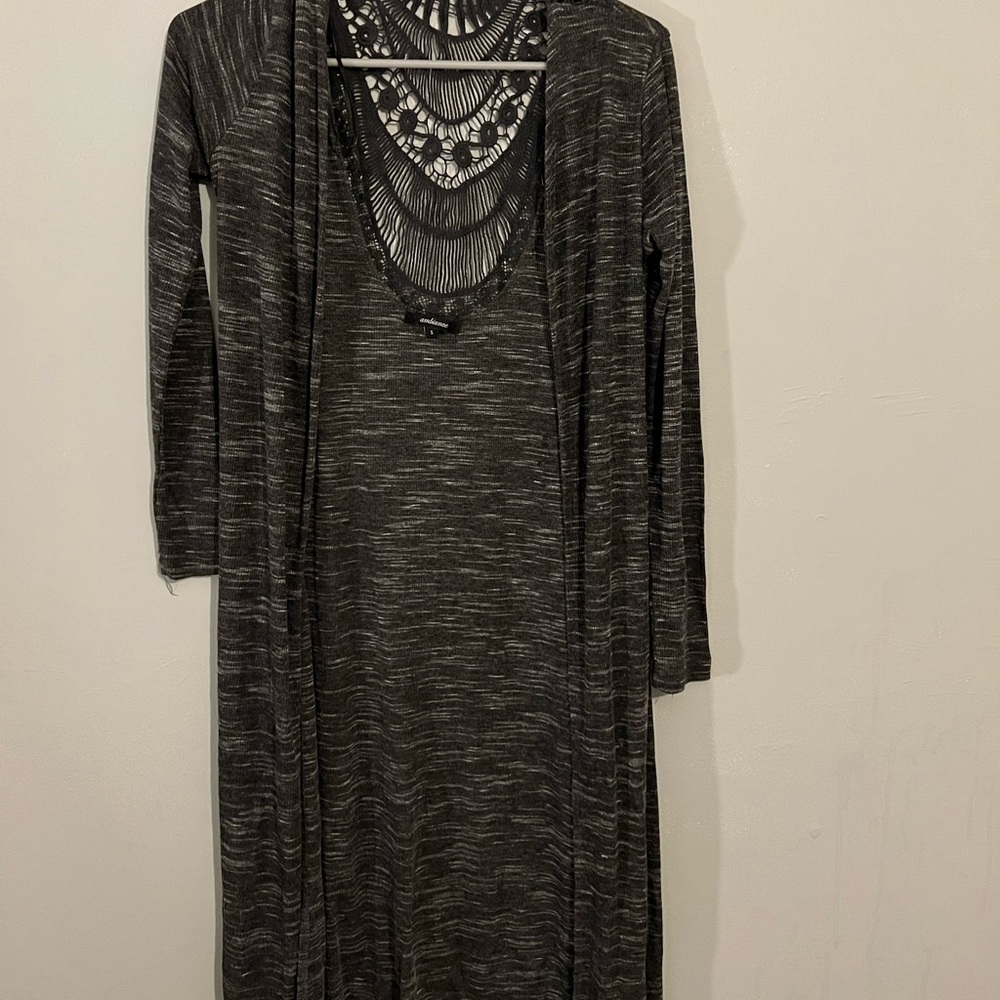 Long sleeve grey cardigan.